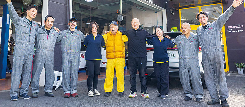 民間車検工場マルソーオートプラザスタッフ集合写真